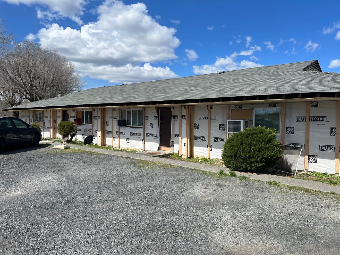 The 39-unit Moses Lake property before acquisition, with unpaved grounds and deferred maintenance